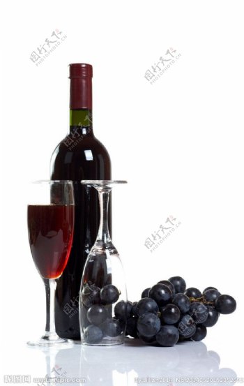 红葡萄酒与高脚杯图片