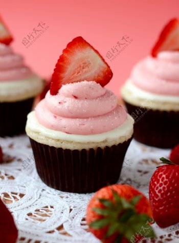 草莓纸杯蛋糕图片