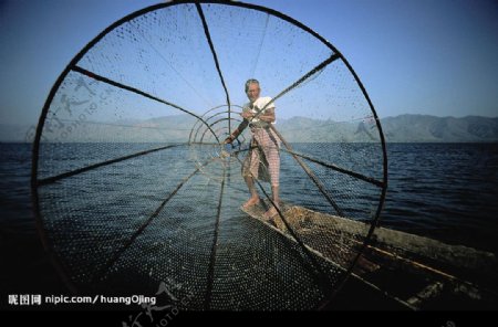渔民撒网捕鱼图片