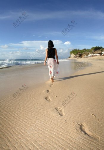 沙滩脚步脚印图片