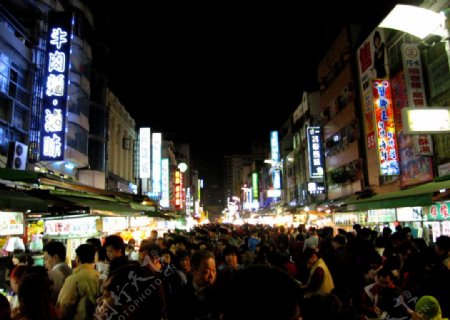 台湾高雄六合夜市人头攒动图片