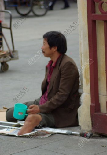 街边的乞丐图片