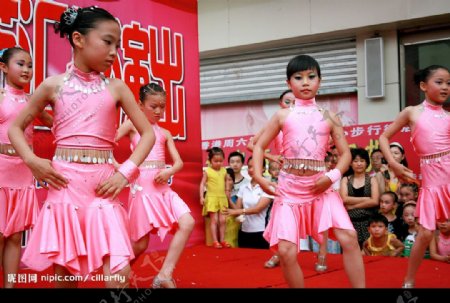 小学生拉丁舞图片