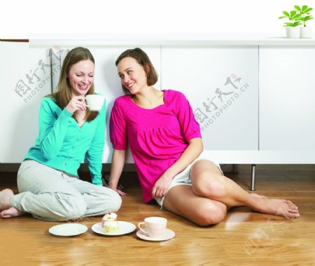 家庭主妇好朋友地板盆花喝茶友谊图片