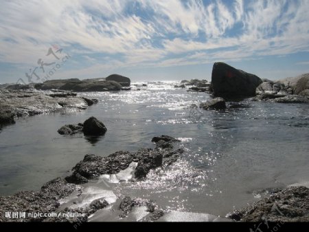 波光嶙石雲天图片