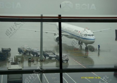 机场候机厅窗外飞机图片