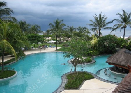 泳池度假酒店沙滩椅度假休憩运动设施体育椰树巴厘热带海图片