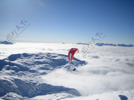 雪山上的滑翔伞图片
