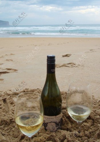海滩上的香槟酒图片
