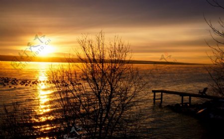 湖面上的夕阳图片