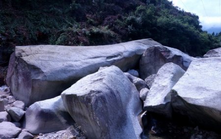 广西桂林全州天湖棺材石图片
