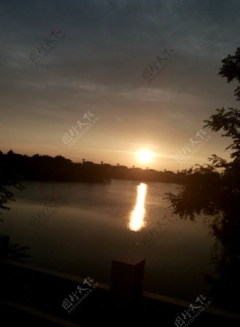 夕阳落下的湖畔图片