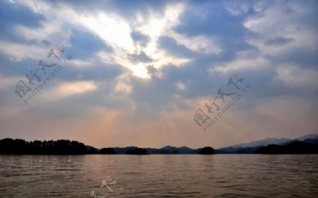 云霞千岛湖图片
