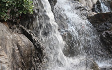 夏日山中的瀑布图片