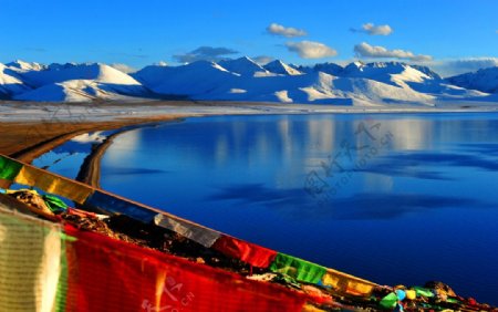 蔚蓝色的雪山图片