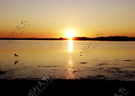 湖面上的夕阳图片