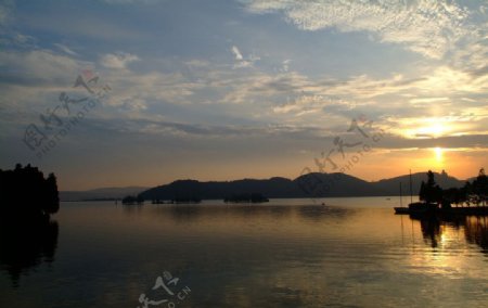 武汉东湖落雁岛夕阳图片