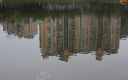 湖边高楼倒影图片