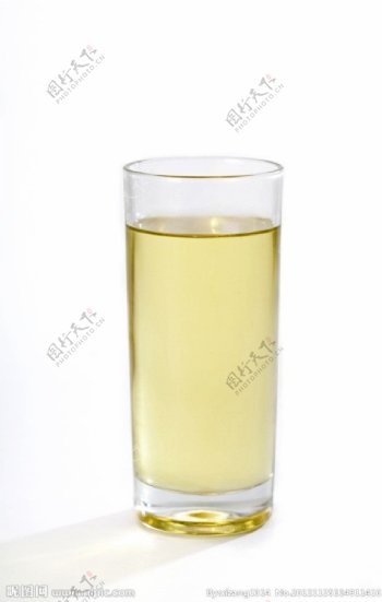 玻璃杯装食用油图片