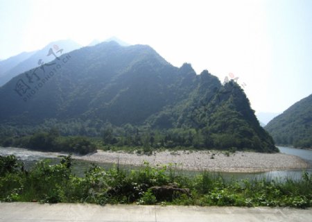 小北河边的群山图片