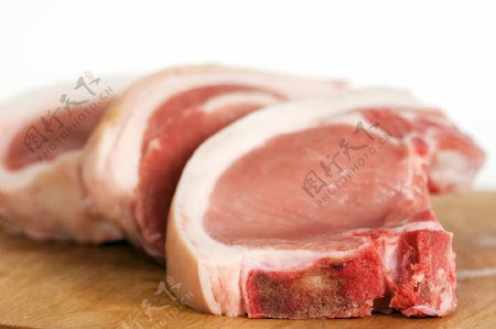超市里面的生猪肉图片