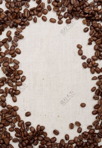 麻布上的咖啡豆图片