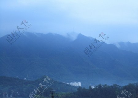 雨后鼎湖山图片