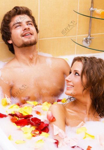 在花瓣浴缸的亲密情侣图片