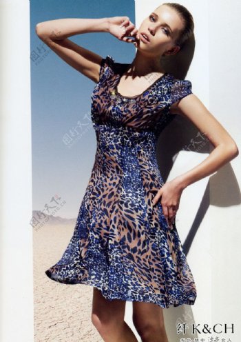 纤形象代言人LOGO国际时尚女装欧美女模2010年时尚夏装靓丽时尚休闲裙图片