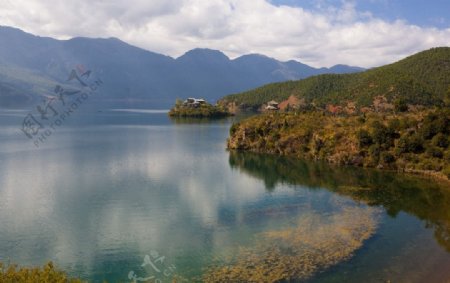 泸沽湖纯净的湖水迷人的风景图片