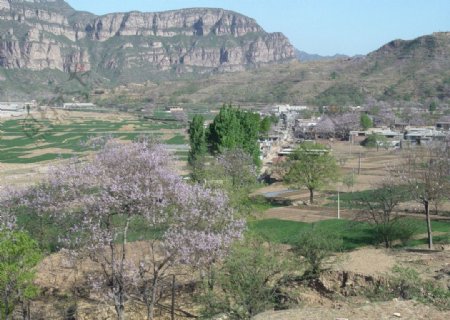 北方春季山村图片