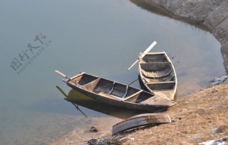 湖水里的小船图片