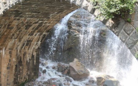 泰山石桥瀑布图片