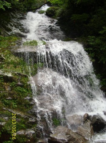 红岩谷瀑布图片
