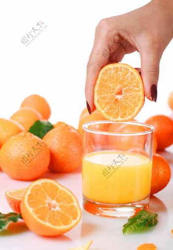 橙汁桔子图片