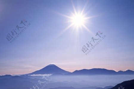 阳光照射的山峰图片