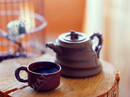 茶壶茶具茶水图片