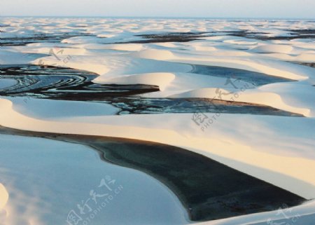 白色沙丘与深蓝湖图片