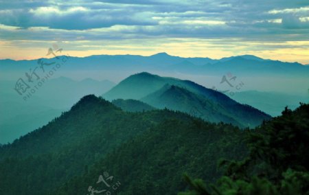 重峦叠嶂图片