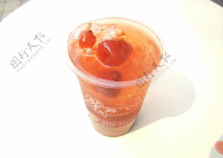 草莓冰茶图片