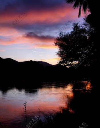 夕阳远山湖面树影倒影图片