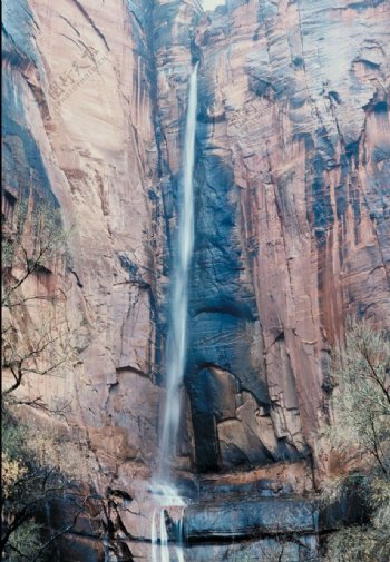 悬崖上的倾泻的小瀑布图片