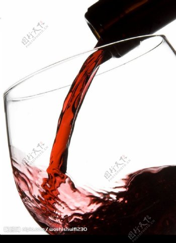 红色酒杯图片