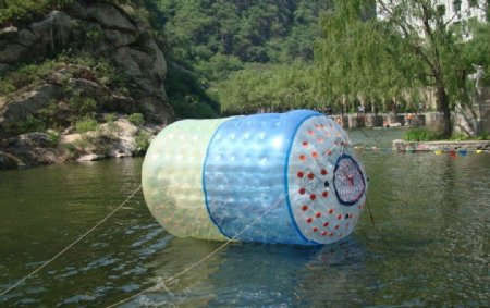 水上滚动气球船图片