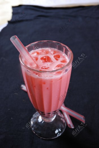 珍珠草莓奶茶图片