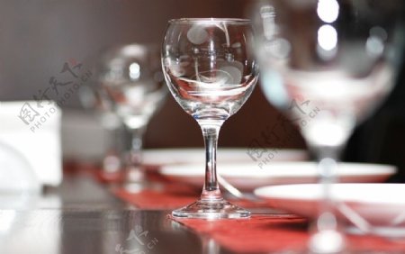 餐桌透明酒杯图片