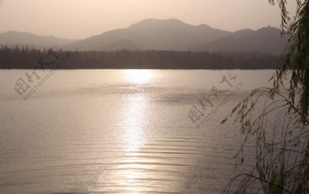 夕阳下的湖光图片