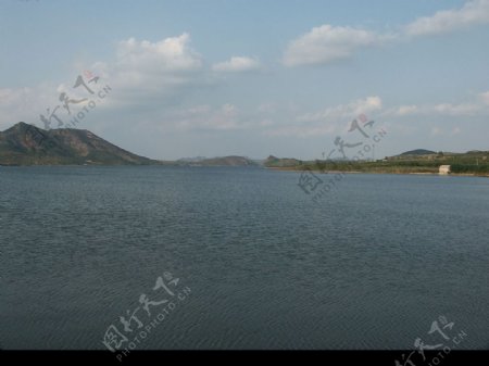 长春湖湖水图片