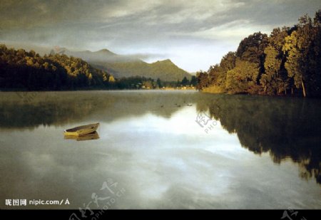 原生湖泊图片