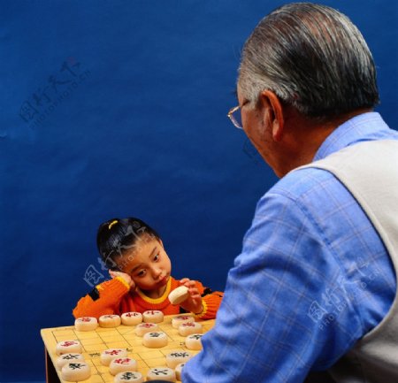 下棋的老人与儿童图片